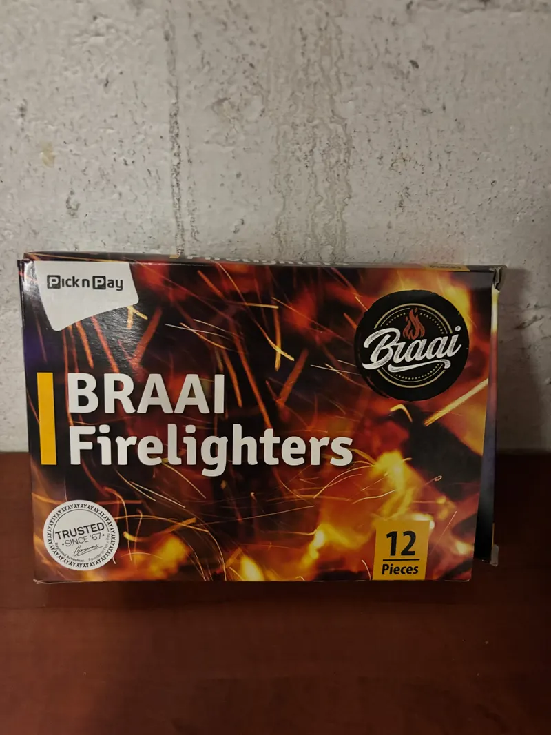 Packung Braai-Anzünder aus dem Supermarkt, zwölf Stück