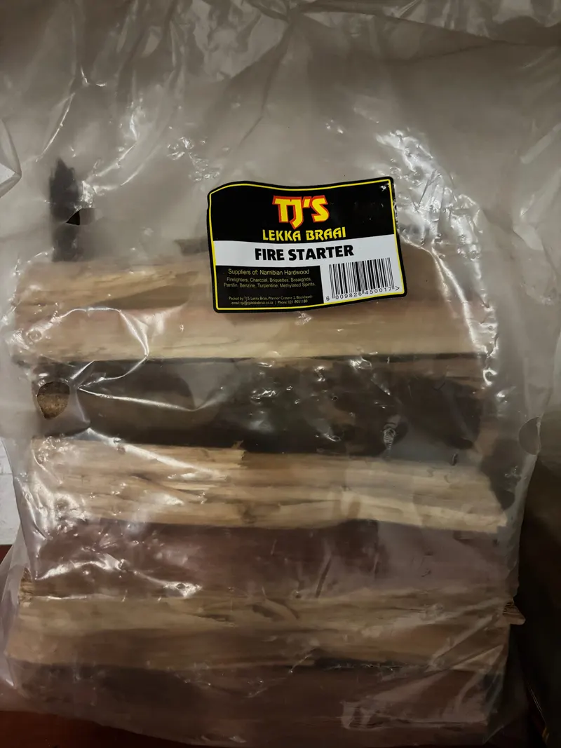 Beutel Anzündholz mit Etikett: TJ's Lekka Braai Fire Starter, Lieferant namibischer Harthölzer