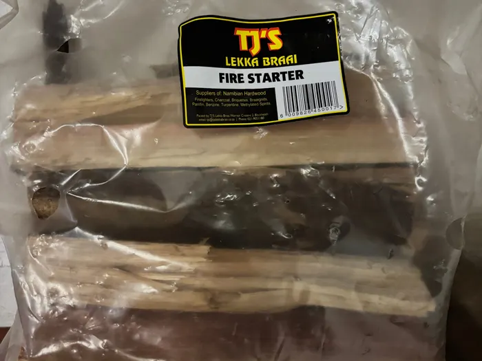Beutel Anzündholz mit Etikett: TJ's Lekka Braai Fire Starter, Lieferant namibischer Harthölzer