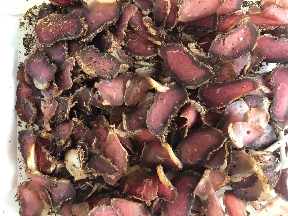 Aufgeschnittenes Biltong: außen dunkel und trocken, innen noch rot