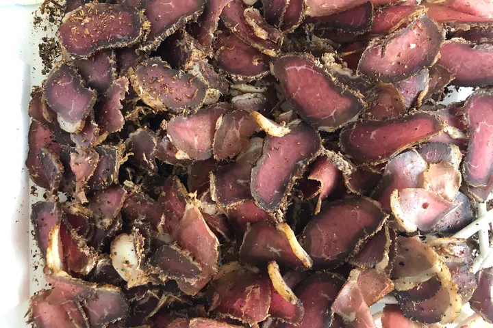 Aufgeschnittenes Biltong: außen dunkel und trocken, innen noch rot