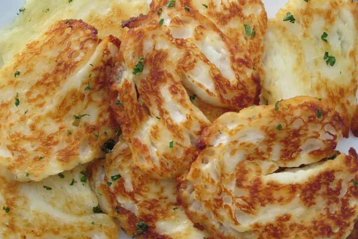 Gegrillte Halloumi-Scheiben mit dunklen Röstspuren