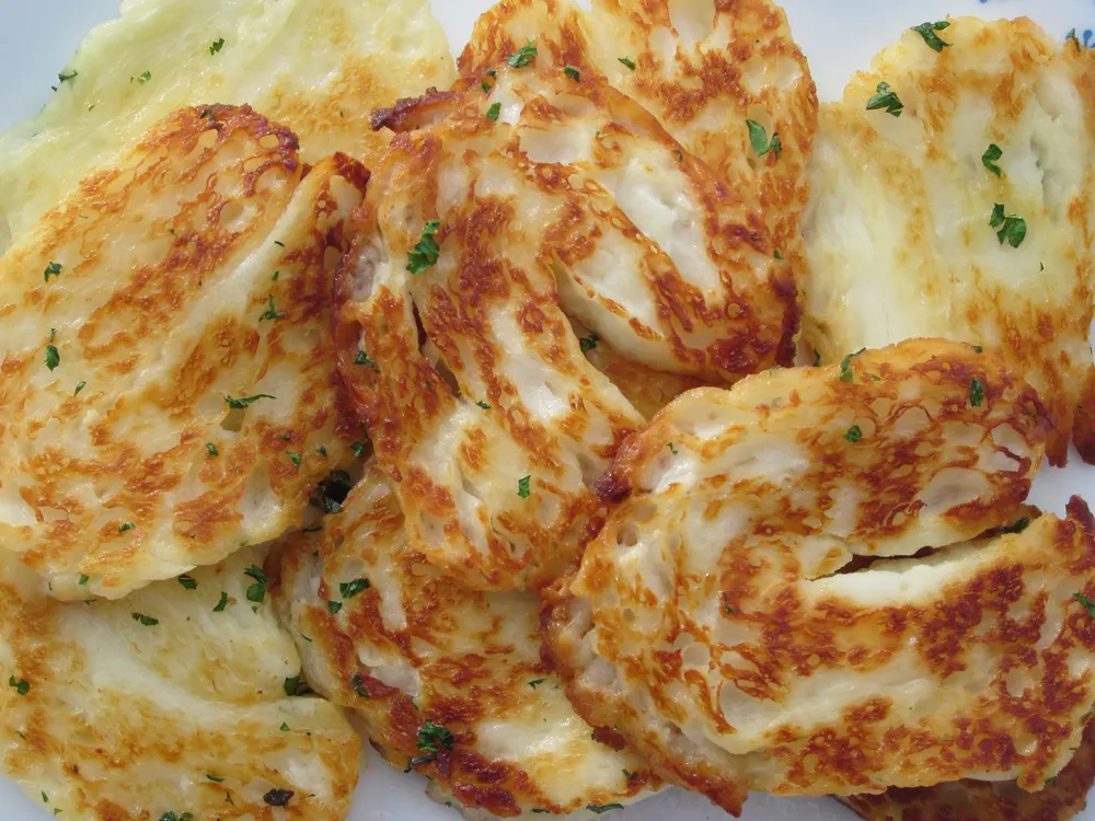 Gegrillte Halloumi-Scheiben mit dunklen Röstspuren
