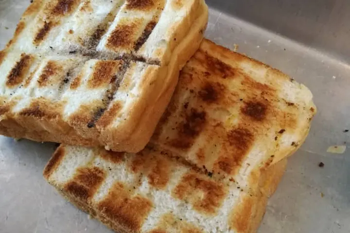 Getoastete Braaibroodjies mit den Streifen vom Rost, aufgeschnitten