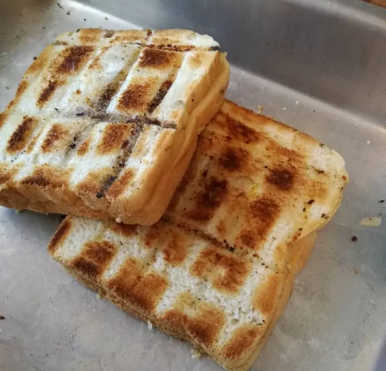 Getoastete Braaibroodjies mit den Streifen vom Rost, aufgeschnitten