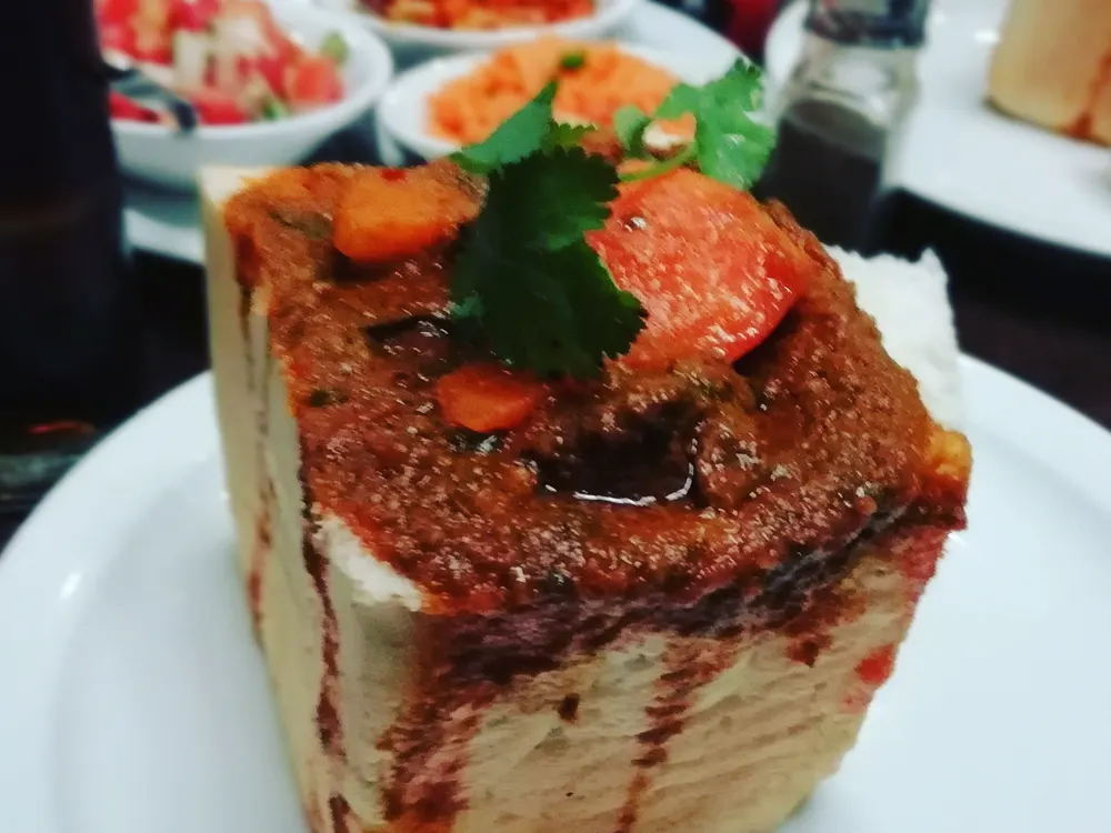Bunny Chow: ausgehöhltes Viertel Weißbrot, gefüllt mit Lammcurry