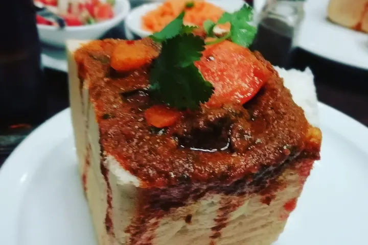 Bunny Chow: ausgehöhltes Viertel Weißbrot, gefüllt mit Lammcurry
