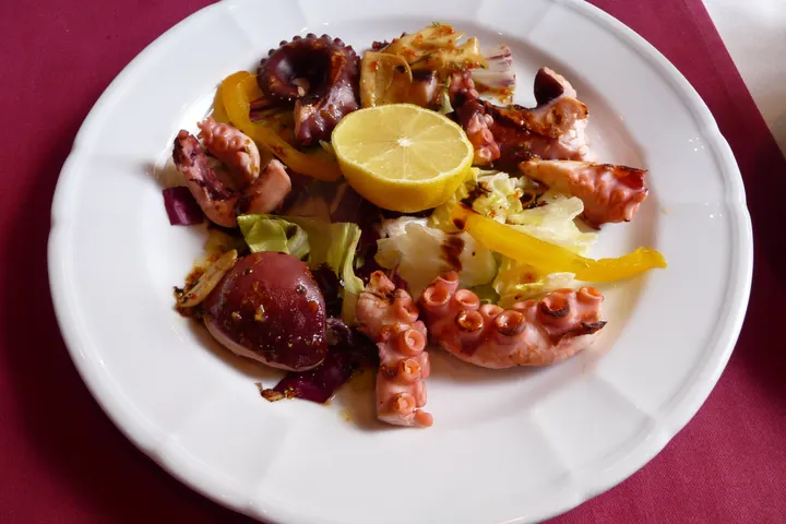 Gegrillte Tintenfischtuben und Tentakel mit Zitrone