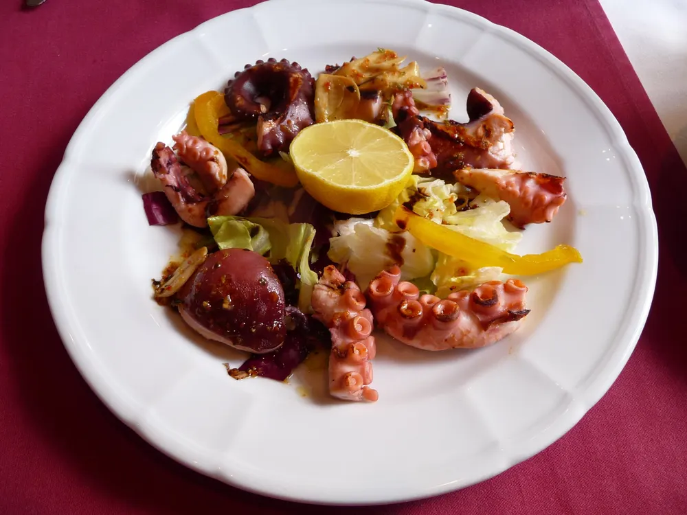 Gegrillte Tintenfischtuben und Tentakel mit Zitrone