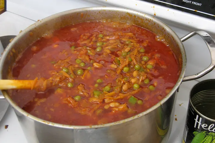 Chakalaka im Topf: Paprika, Karotte und Bohnen in Tomatensauce