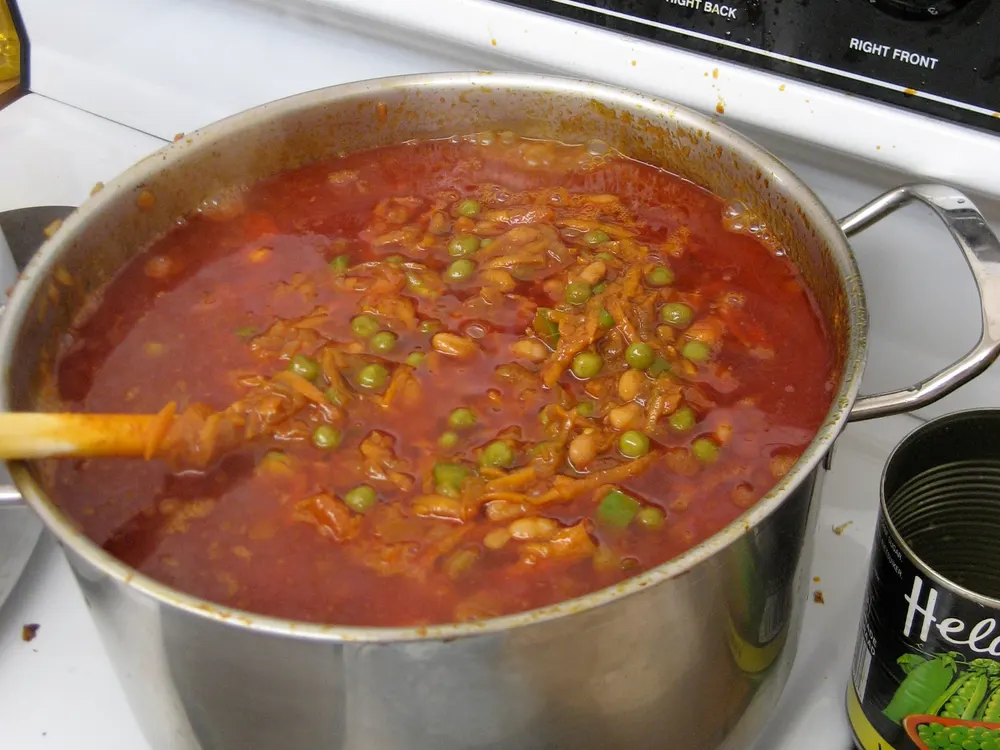 Chakalaka im Topf: Paprika, Karotte und Bohnen in Tomatensauce