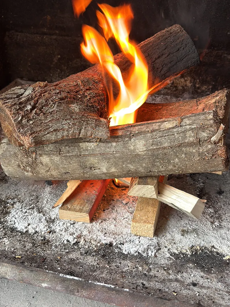Holzfeuer in der Braai mit hohen Flammen zwischen den Scheiten