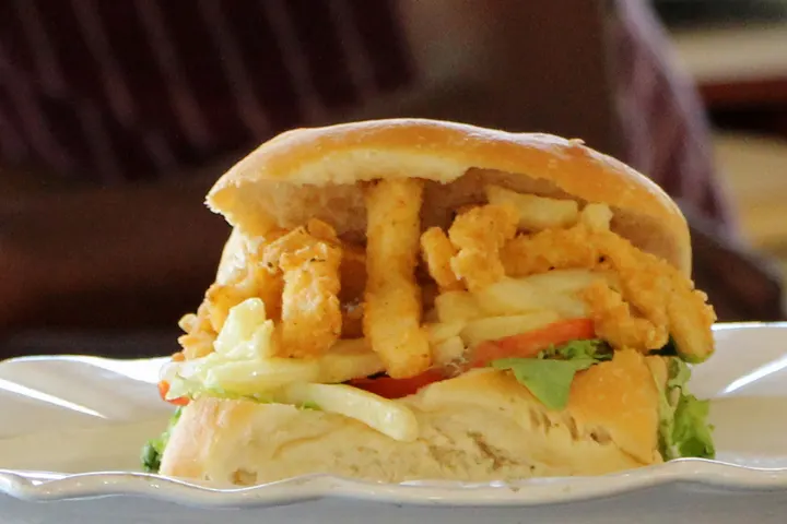 Gatsby mit Calamari und Pommes, aufgeschnitten am Marktstand