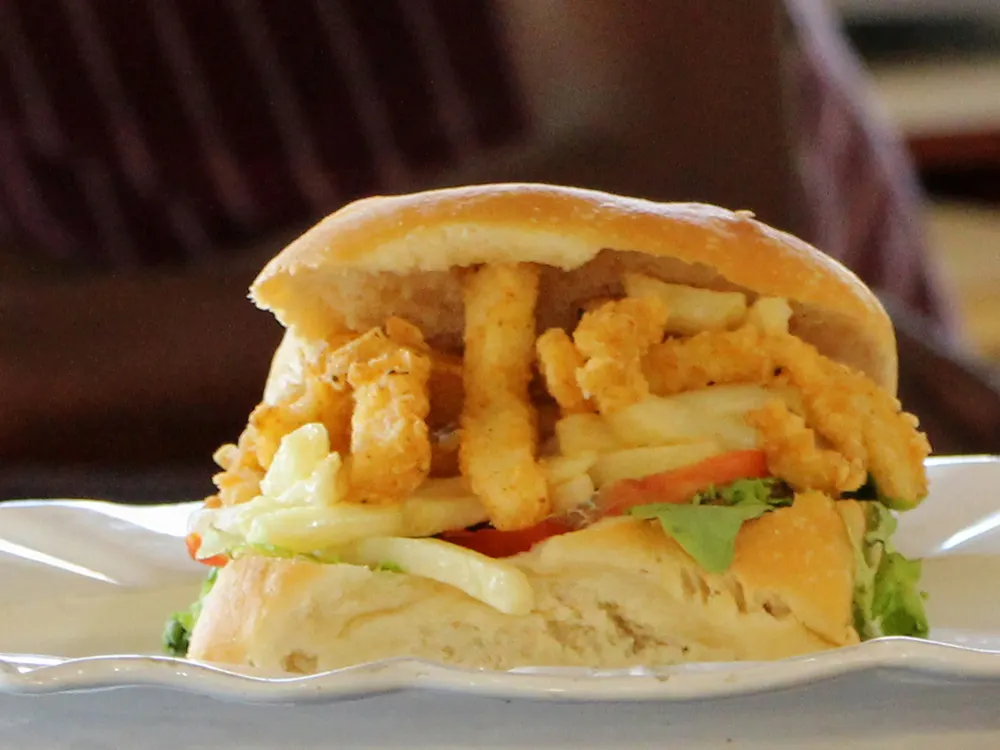 Gatsby mit Calamari und Pommes, aufgeschnitten am Marktstand