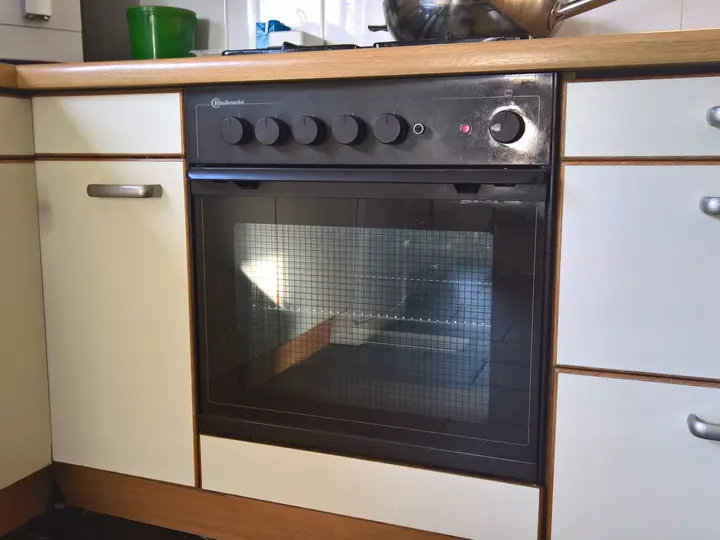 Eingebauter Küchenbackofen mit Glastür und Drehknöpfen