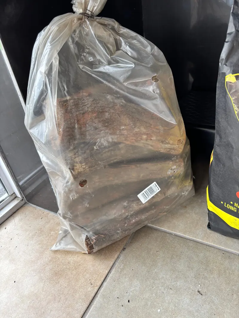 Durchsichtiger Sack mit gespaltenen Scheiten und Strichcode-Etikett aus dem Supermarkt