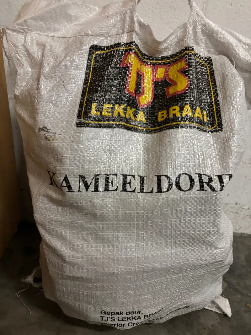 Gewebesack mit der Aufschrift Kameeldoring von TJ's Lekka Braai