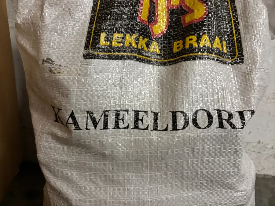 Gewebesack mit der Aufschrift Kameeldoring von TJ's Lekka Braai