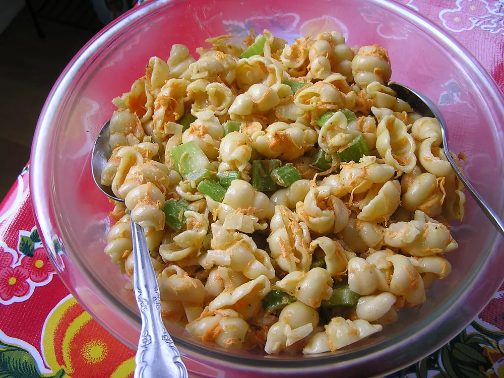 Nudelsalat in cremigem Dressing mit Gemüsestückchen