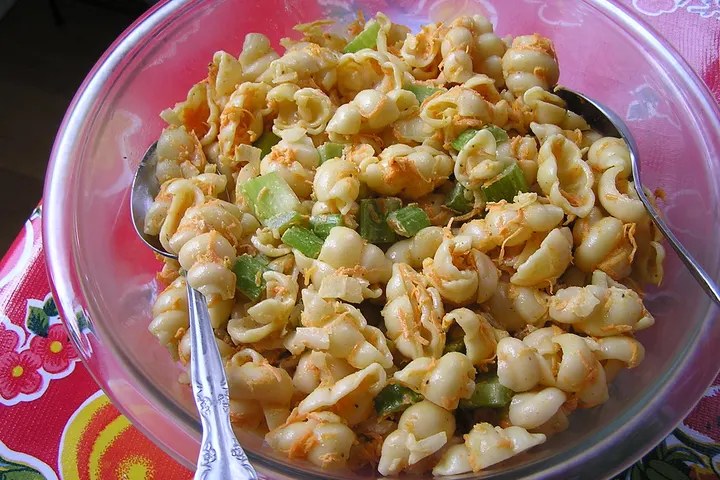 Nudelsalat in cremigem Dressing mit Gemüsestückchen
