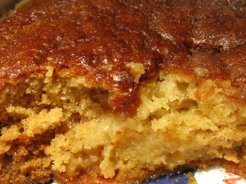 Malva Pudding mit Sauce in einer Auflaufform