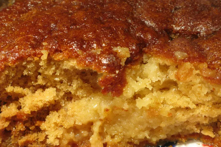 Malva Pudding mit Sauce in einer Auflaufform
