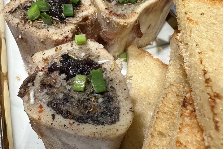 Längs gespaltene Markknochen, geröstet, mit Kräutersalsa und Brot