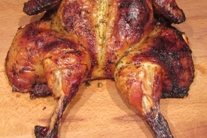 Flach gedrücktes Peri-Peri-Hähnchen, fertig vom Rost