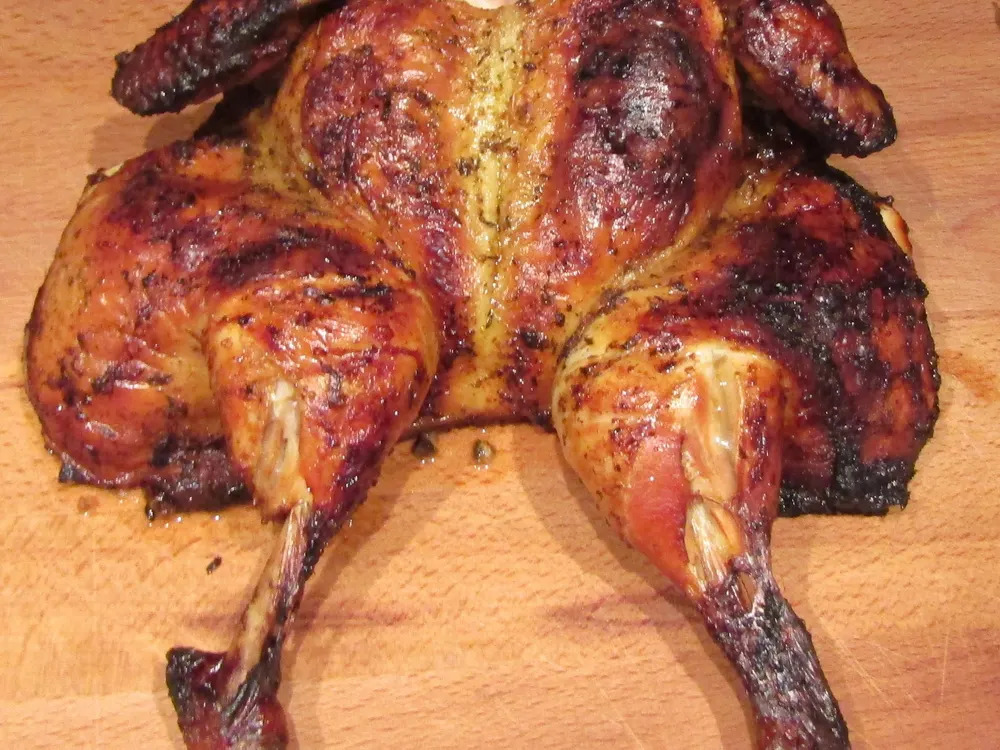 Flach gedrücktes Peri-Peri-Hähnchen, fertig vom Rost