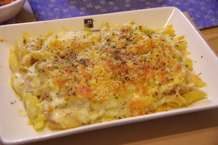 Kartoffelauflauf in der Form, oben gebräunt