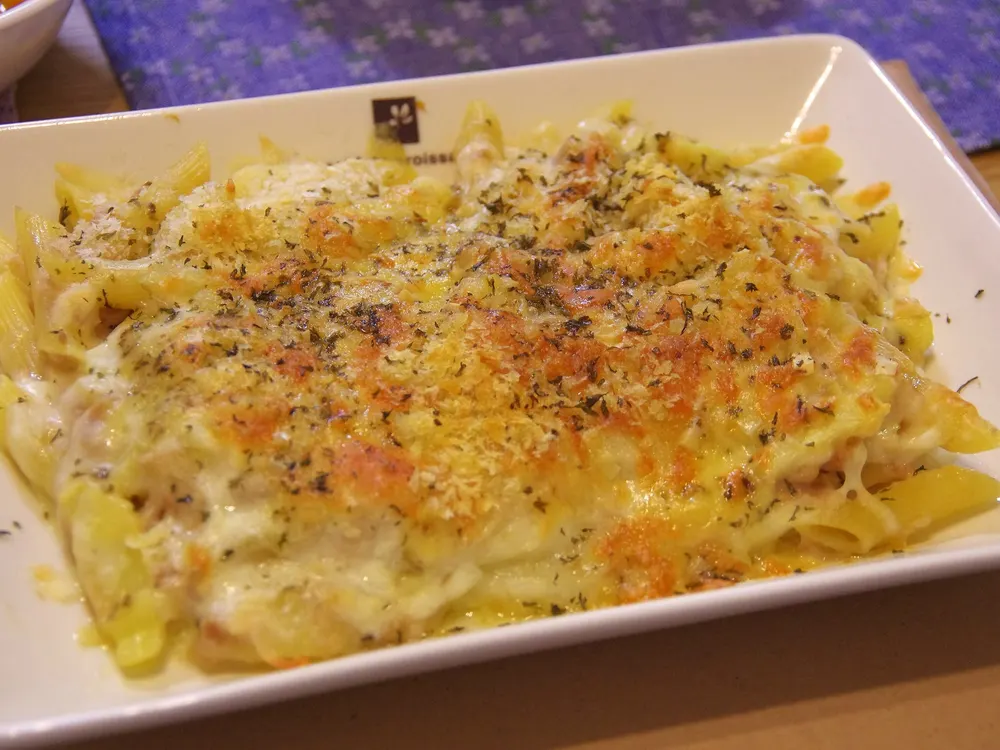 Kartoffelauflauf in der Form, oben gebräunt