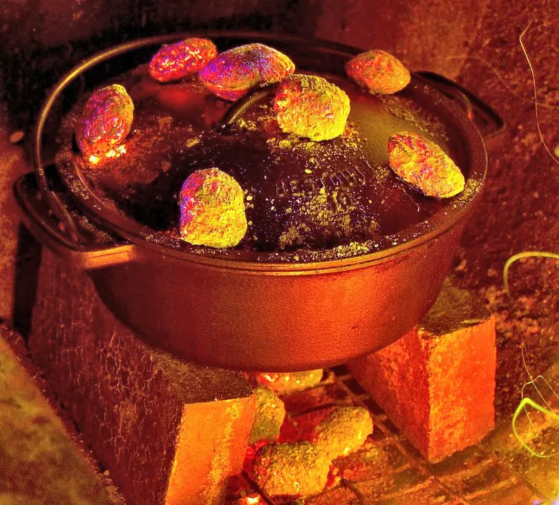 Potbrood im gusseisernen Topf über der Glut