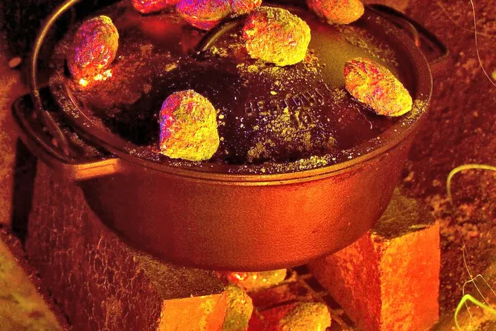 Potbrood im gusseisernen Topf über der Glut