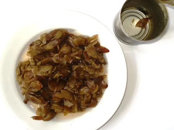 Waterblommetjies aus der Dose in einer Schale, daneben die geöffnete Dose