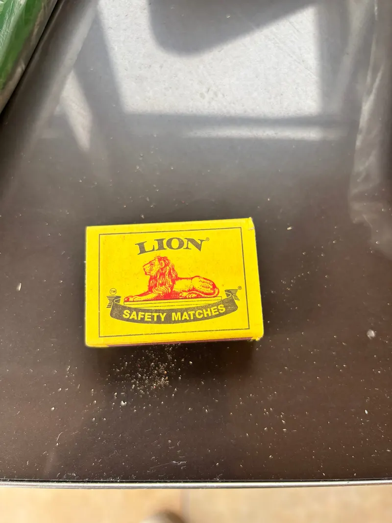 Schachtel Lion Safety Matches auf der Ablage der Braai