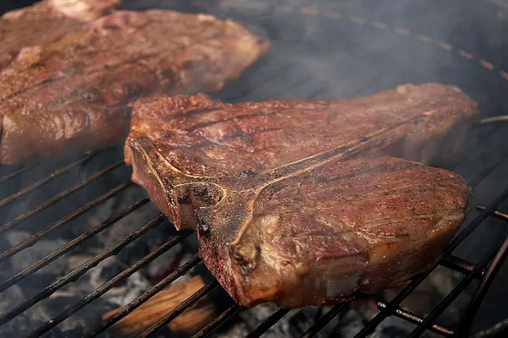T-Bone-Steaks auf dem Rost über offener Glut