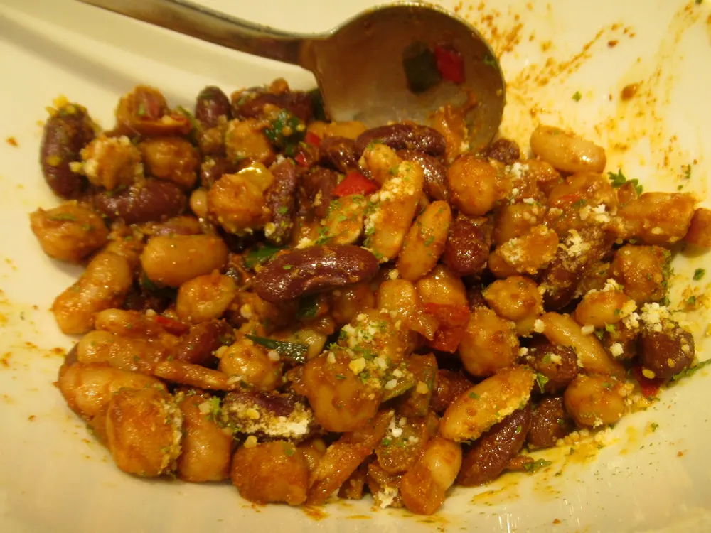 Bohnensalat aus grünen Bohnen, Wachsbohnen und Kidneybohnen in süßsaurem Dressing