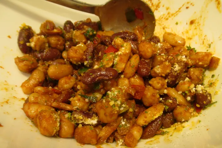 Bohnensalat aus grünen Bohnen, Wachsbohnen und Kidneybohnen in süßsaurem Dressing